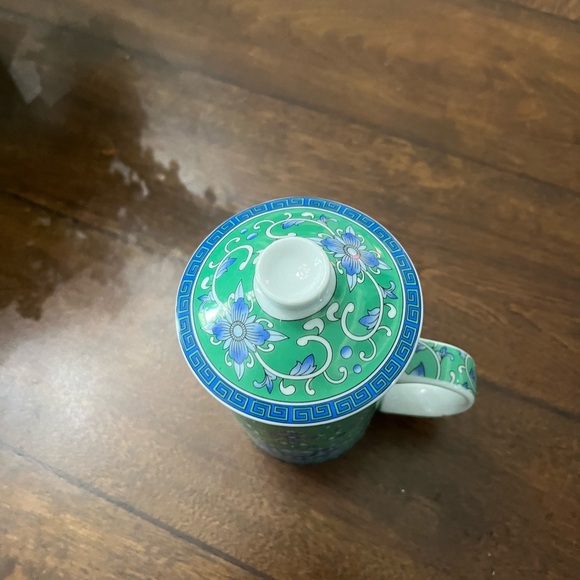 Individual tea pot with cup and top. - Picture 2 of 7